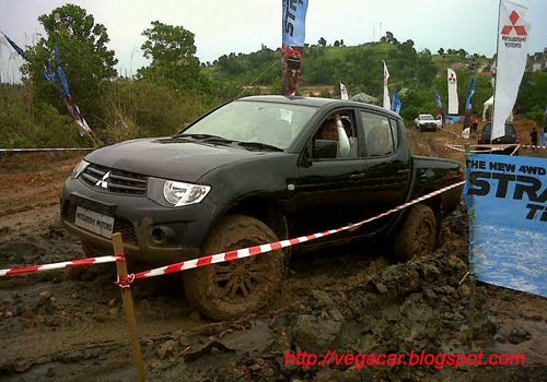 BALIKPAPAN Mitsubishi Strada TritonX 2011 HD directly proves toughness in