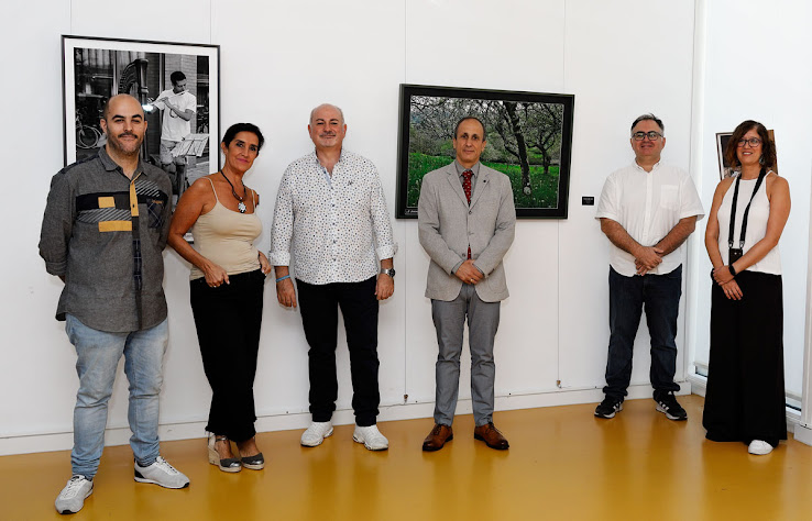 Concejal de cultura José Antonio Moreno, director de cultura Mario García,  Coordinadora de exposiciones de Tritóma María del Carmen García, Jefe de Estudios de la Escuela de música de La Caja del Arte Pablo Castellano, personal del centro y Creatiz y artista José Antonio Fontal Álvarez