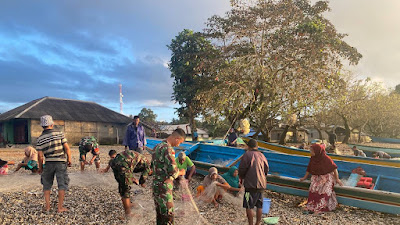 *Bentuk Perhatian, Satgas Yonarmed 1 Kostrad Bantu Nelayan di Tepian Pulau Buru Siapkan Peralatan Sebelum Melaut*