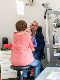 Jolina (Down Syndrom, 8) beim Augenarzt, beim Augen vermessen
