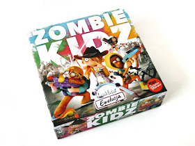 na zdjęciu pudełko z grą zombie kidz a na okładce wizerunek czterech bohaterów z bronią, nerfem, mieczem świetlnym, kusza i pistoletem na wodę