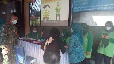 Babinsa Desa Kemang Menghadiri acara Bulan Imunisasi Anak Nasional.