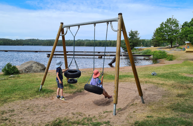 Unsere 3 liebsten Badestellen am See in Småland rund um Fågelfors, Virserum und Högsby. Der Badeplatz Kaffeberget am See Virserumssjön bietet zwei Stege, eine Schaukel und eine Wasserrutsche, die nicht nur Kinder gut finden!