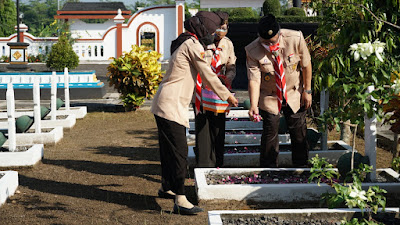 Ziarah Di Makam Tokoh Pramuka Warnai Peringatan Hari Pramuka