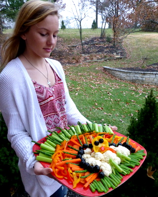 Thanksgiving Turkey Vegetable Platter ♥ AVeggieVenture.com, just your favorite veggies + creativity! Then wait for compliments!