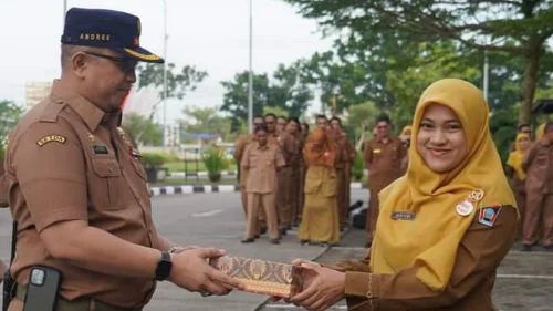 Motivasi Semangat Kerja, Sekda Andree Algamar Berikan Hadiah Kuis ASN BerAkhlak