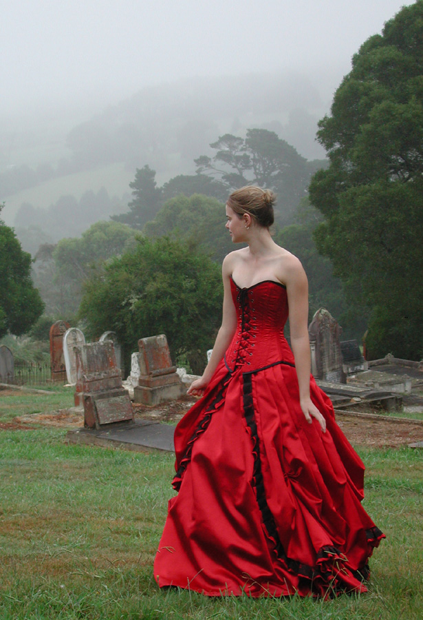 3 Gothic Wedding Gowns Ideas