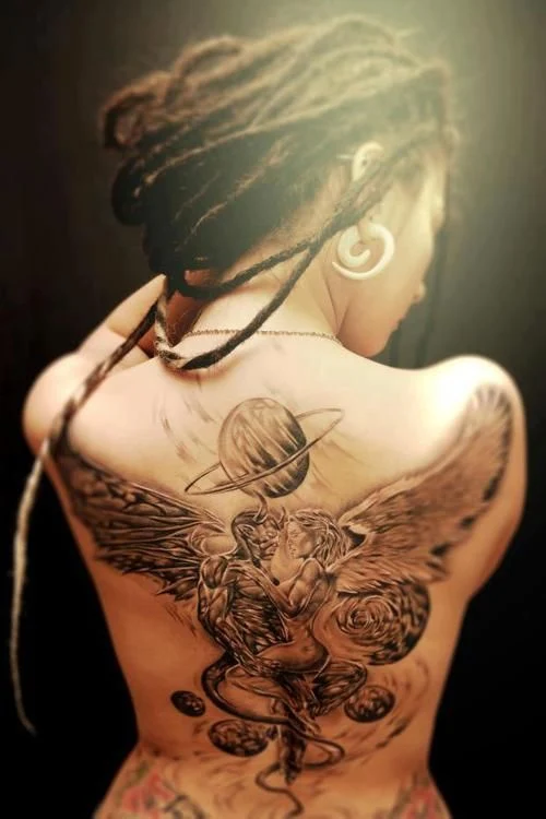 chica de espaldas con tatuaje de angel y demonio