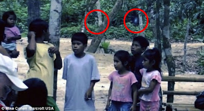 extraterrestre en la selva con unos niños