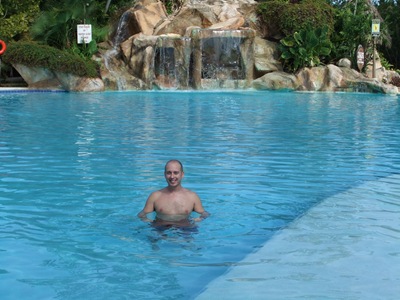 A mostrar a musculatura na piscina