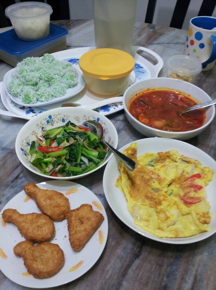 Food, cooking & family: kuih-kuih buka puasa...