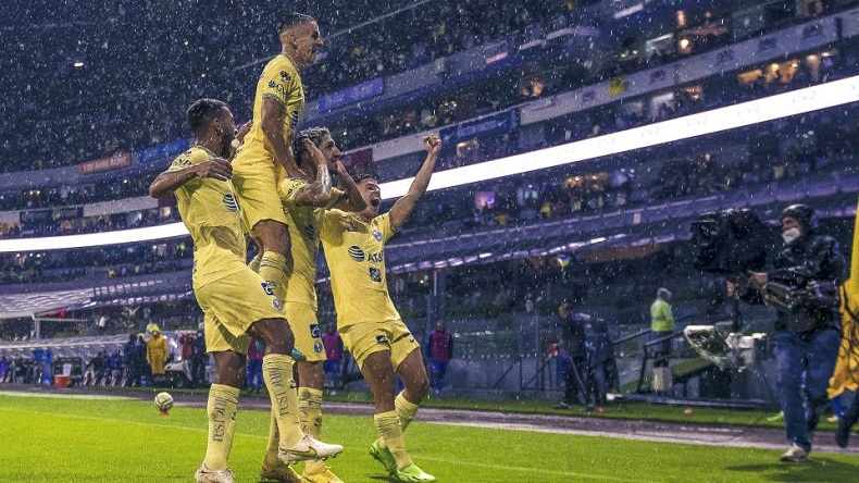 Jugadores del América celebrando la goleada de 7-0 sobre el Cruz Azul en el torneo Apertura 2022 de la Liga MX | Ximinia