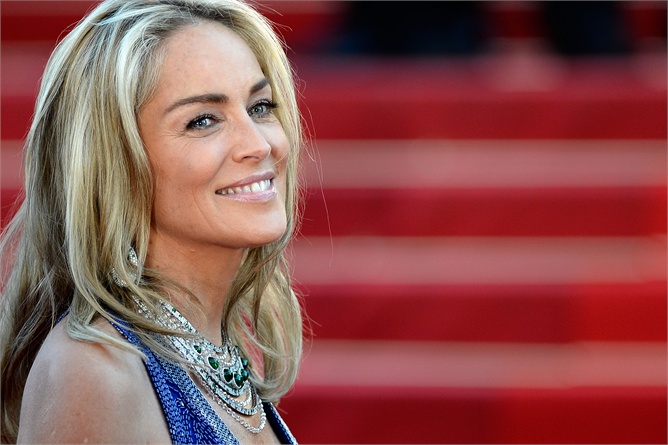 Rifugiati: Sharon Stone visita il centro di Betty Williams