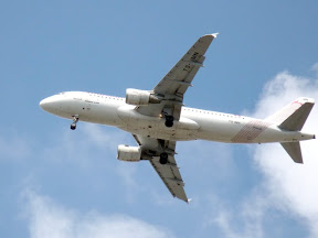 2分於きに頭上を飛ぶ飛行機