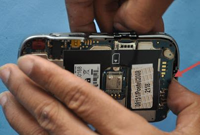 Biru Langit: Cara Menggantikan Sendiri LCD Blackberry Anda