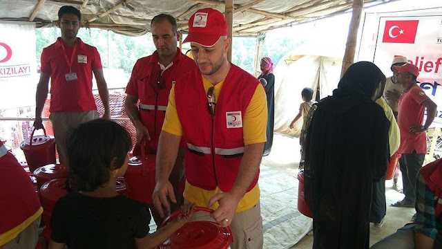 Maher Zain Antar Makanan ke Pengungsian Rohingya