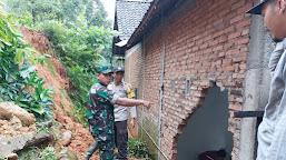 Kompak TNI - Polri Bersama Warga di Trenggalek Gotong Royong Bersihkan Material Tanah Longsor