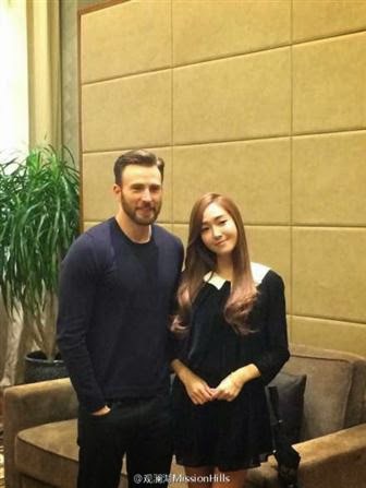 Jessica Jung terlihat berpose bersama aktor Hollywood Chris Evans di "2014 Mission Hills Celebrity Pro-Am".