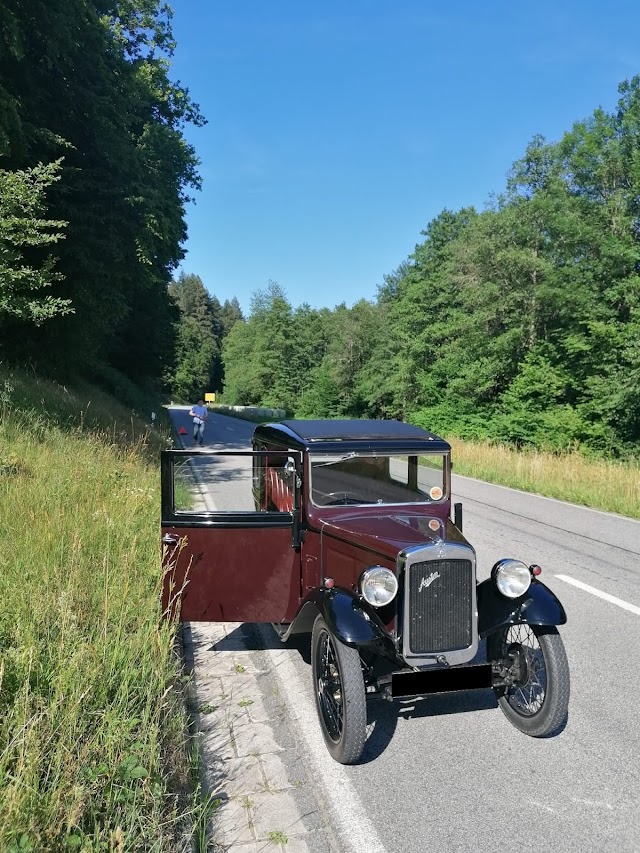 Don't trust the petrol gauge - running out of fuel in an Austin Seven RP 1934 - putting up the warning triangle