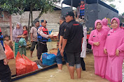Tim Peduli Bencana FOREBER Aceh dan sat Brimob Kompi 4 B Pelopor Sampoinit menyalurkan bantuan  sembako korban banjir