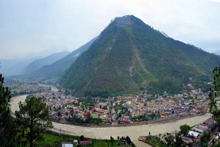 भागीरथी किनारे बसे उत्तरकाशी शहर में वरुणावत पर्वत का दृश्य।