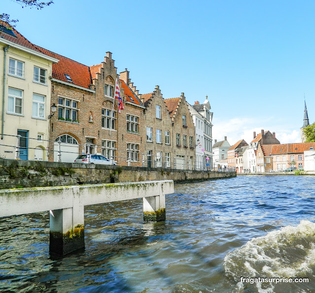 Passeio de barco pelos canais de Bruges na Bélgica