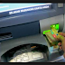 Cara Mengambil Uang di ATM Bank Mandiri dan BCA