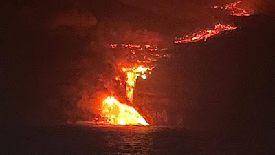  La lava del volcán de La Palma llega al mar