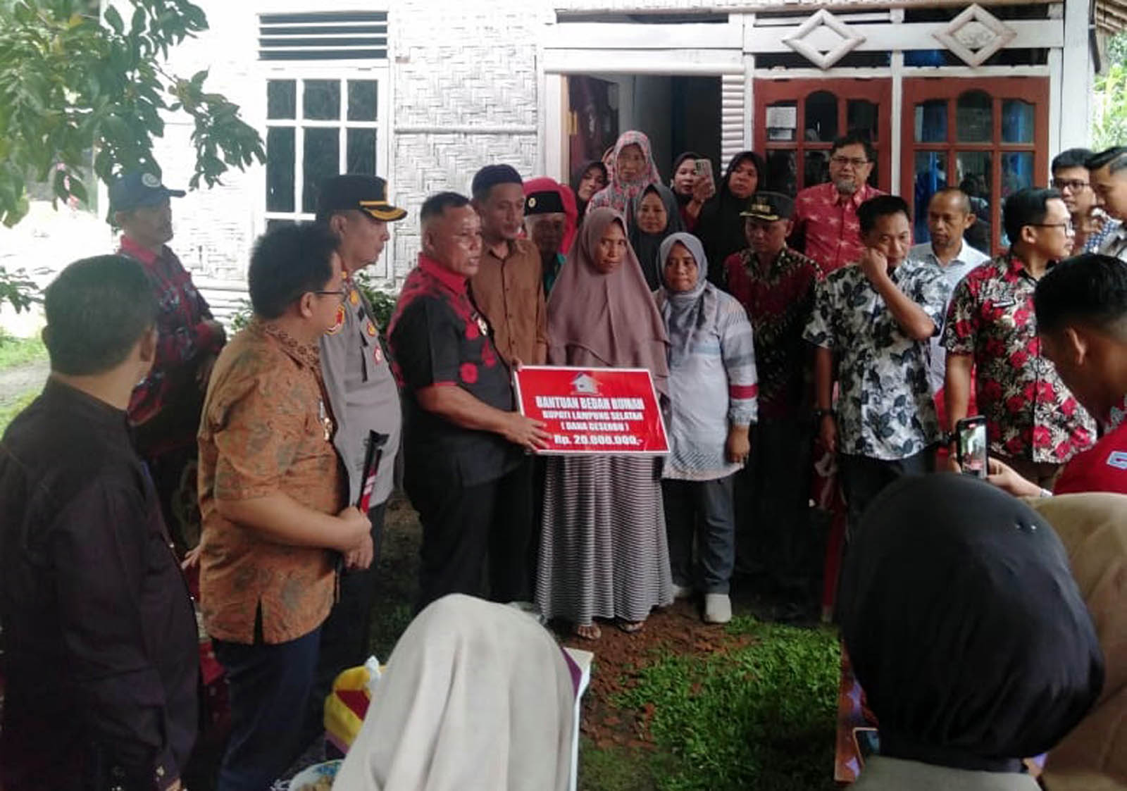 Gandeng CSR,  Bupati Lampung Selatan Kembali Serahkan Bantuan Bedah Rumah