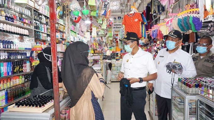 Sosialisasikan Perda AKB, Gubernur Irwan Prayitno Bagikan Masker di Pasar Pariaman