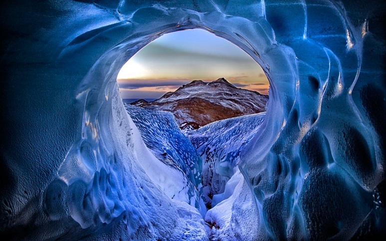 Langjokull Glacier, Gua dengan Pesona Menakjubkan di Islandia