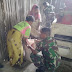 Anggota TNI Bantu Warga Menggiling Padi Di Tempat Penggilingan