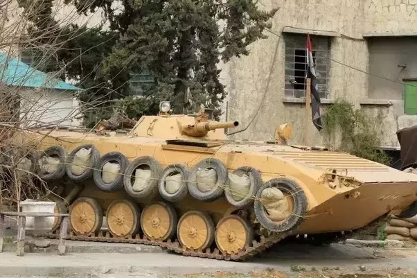 BMP-1 του Συριακού Στρατού, με γαιόσακκους μέσα σε ελαστικά. τοποθετημένα περιμετρικά.