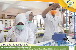 Pembuatan Minyak Kemiri oleh Siswa Siswi Kelas XII SMK Putra Indonesia Malang 
