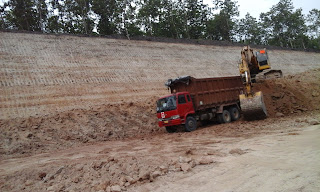 Pekerjaan Pengeprasan Tanah pada Jalan Toll Ngawi Kertosono