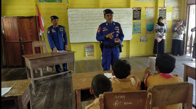Ditpolairud Polda Kalteng Masuk Sekolah, Edukasi Anak SD Tentang Keselamatan Berlayar