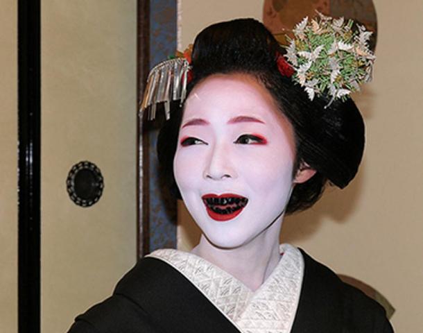 الأسنان السوداء التي اشتهرت في اليابان القديمة