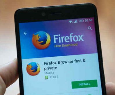 POJOK INFO - Semua smartphone sudah dibekali dengan browser bawaan. Namun biasanya, para pengguna smartphone masih kurang puas dan menginstal aplikasi browser tambahan lagi untuk smarphonenya, seperti Google Chrome, Mozilla Firefox, UC browser dan lain lain. Sebenarnya untuk browser sendiri masing masing memiliki kelebihan dan kekurangannya, tidak mungkin sempurna semuanya.    Seperti halnya Aplikasi browser Mozilla Firefox, pasti pada saat memakainya adakalanya error ataupun hang, entah itu memang kondisinya jaringan lemot, atau aplikasi tersebut sudah banyak menyimpan file file sampah yang menyebabkan aplikasi Mozilla Firefox menjadi error. Lantas bagaimana caranya untuk mengatasi Mozilla Firefox yang error ??  Sebenarnya sangat mudah sekali untuk mengatasi aplikasi Mozilla Firefox yang error. Ada berbagi cara yang dapat dilakukan dan cara inipun mudah sekali jika kamu mengalami hal seperti ini. Berikut ini beberapa cara mudah untuk mengatasi aplikasi Mozilla Firefox yang error pada smartphone, silahkan di simak bareng~bareng.  Cara Mudah Untuk Mengatasi Aplikasi Mozilla Firefox Yang Error  "Cara ini Khusus Untuk Pengguna Smartphone"  Paksa Berhenti Aplikasi browser seperti Mozilla Firefox ini biasanya dapat berjalan pada belakang layar yang akan berakibat ponsel menjadi panar dan dapat menguras battery, selain itu aplikasi yang berjalan dilayar belakang juga dapat memicu aplikasi tersebut menjadi error. Olah karena itu, jika aplikasi Mozilla Firefox error, silahkan kamu paksa berhenti saja, dengan langkah : "Masuk ke pengaturan -->Aplikasi dan Notifikasi --> Firefox --> Paksa berhenti"  Hapus Cache Aplikasi Cara selanjutnya yang dapat kamu lakukan adalah dengan menghapus file Cache pada aplikasi Mozilla Firefox tersebut. Aplikasi dengan file sampah yang banyak juga dapat memicu error pada aplikasi tersebut. Berikut langkah langkah untuk menghapus file Cache : "Masuk ke pengaturan -->Aplikasi dan Notifikasi --> Firefox --> Hapus Cache"  Hapus Data Lokal Mozilla Firefox Cara selanjutnya adalah dengan menghapus data lokal aplikasi Mozilla Firefox tersebut. Menyimpan terlalu banyak data lokal juga dapat memicu terjadinya error pada aplikasi tersebut, nah berikut langkah langkah untuk menghapus data lokal aplikasi Mozilla Firefox :  "Masuk ke pengaturan -->Aplikasi dan Notifikasi --> Firefox --> Penyimpanan -->Hapus Penyimpanan"  Tenang sob, walaupun data lokal dihapus, ponsel akan tetap berjalan dengan lancar, kamu tinggal buka browser Mozilla Firefox lagi dan pastinya aplikasi ini akan lebih gesit kinerjanya.  Udate Versi Terbaru Nah errornya sebuah aplikasi biasanya dikarenakan aplikasi tersebut belum di update dengan versi yang terbaru. Untuk itu silahkan update dulu aplikasinya agar terhindar dari error.  Restart Ponsel Cara sederhana ini biasa dilakukan oleh semua pengguna smartphone. Cara ini juga dapat dilakukan jika error tersebut masuk dalam kategori error ringan. Silahkan restart ponsel anda.  Nah demikianlah artikel mengenai Cara Mudah Untuk Mengatasi Aplikasi Mozilla Firefox Yang Error, semoga artikel ini bermanfaat dan dapat membantu sobat dalam menangani masalah error pada aplikasi Mozilla Firefox~nya. Jika kiranya artikel ini bermanfaat, silahkan dapat di share ke teman teman yang lain agar dapat membantu mereka. Terimakasih sudah mampir kemari, salam sukses...