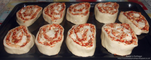 Making Extra Yummy Pizza Wheels 🍕These pizza wheels are sure to be a favourite with all the family (especially tiny humans) and they're so easy and quick to make too.  Why not make up two batches and freeze some for a mid week snack or movie night?