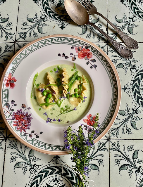 Sommerliche Pasta mit Erbsen