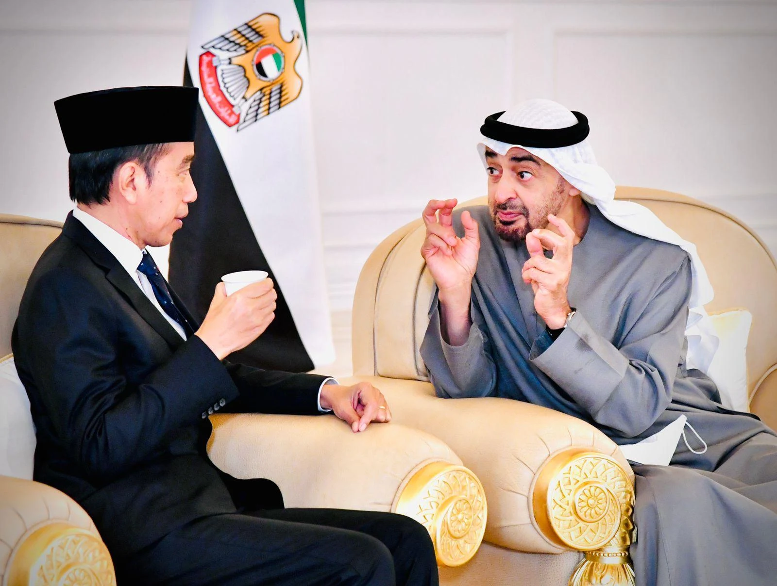 Momen Keakraban Presiden Jokowi dan Pangeran Mohamed bin Zayed di Abu Dhabi