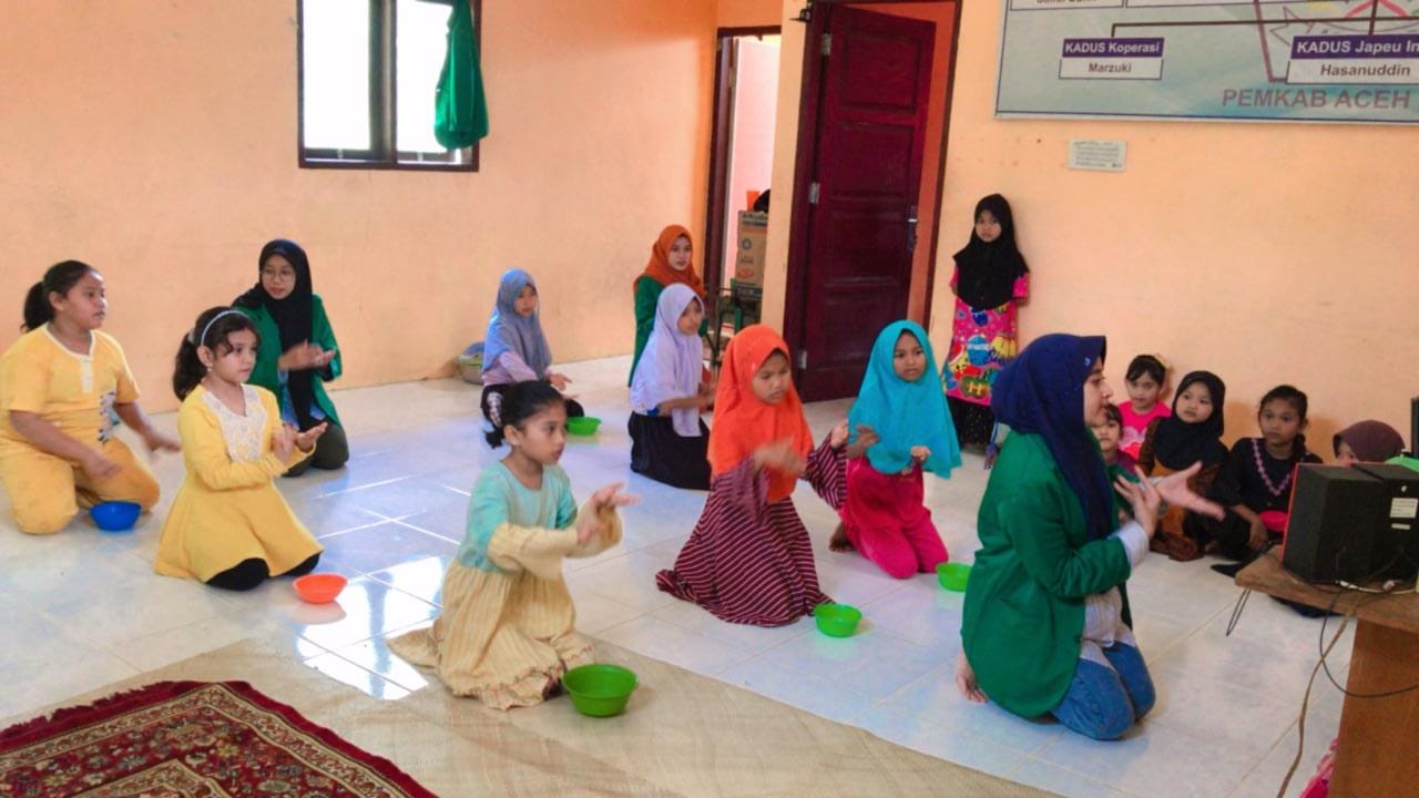 Mahasiswa KKN PPM Unimal Kelompok 43 Ajarkan Tarian Ranup Lampuan untuk Anak Usia Dini Gampong Meunasah Baroh