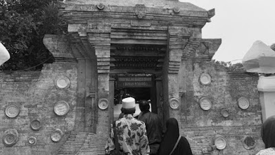 Dari Makam ke Makam