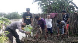 Bhabinkamtibmas Desa Rajasinga Polsek Terisi Bersama Warga Gotong Royong Perbaiki Tanggul 