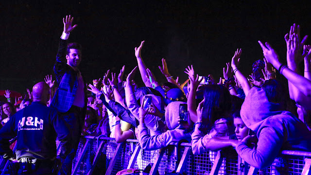 Blas Cantó ha bajado del escenario para cantar a descubierto junto a sus seguidores