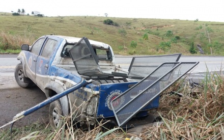 Motorista de viatura da PM perde controle e tomba veículo na BR-101, no sul da Bahia