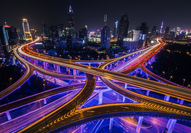 Là đường cao tốc trên cao nằm ở thành phố Thượng Hải,  cao tốc Diên An được ví như nỗi “kinh hoàng” đối với các tài xế khi lọt vào “mê cung” bên trong. Nút giao thông gồm 6 cấp cầu phức tạp cho phép hàng nghìn xe qua lại mỗi giờ. Ngoài ra, nơi này còn có đường ngang cho người đi bộ và đường ngang dành cho phương tiện địa phương.