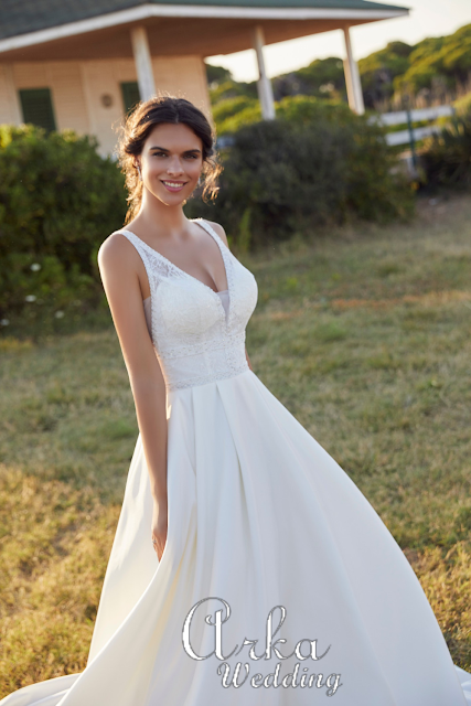 https://www.arkawedding.gr/nyfiko-forema-dantela-satin-kentima-18405#.XiXN1GgzZPY