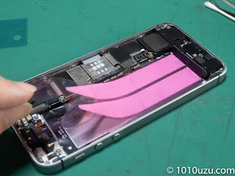 バッテリー付属の両面テープを iPhone に貼りつける