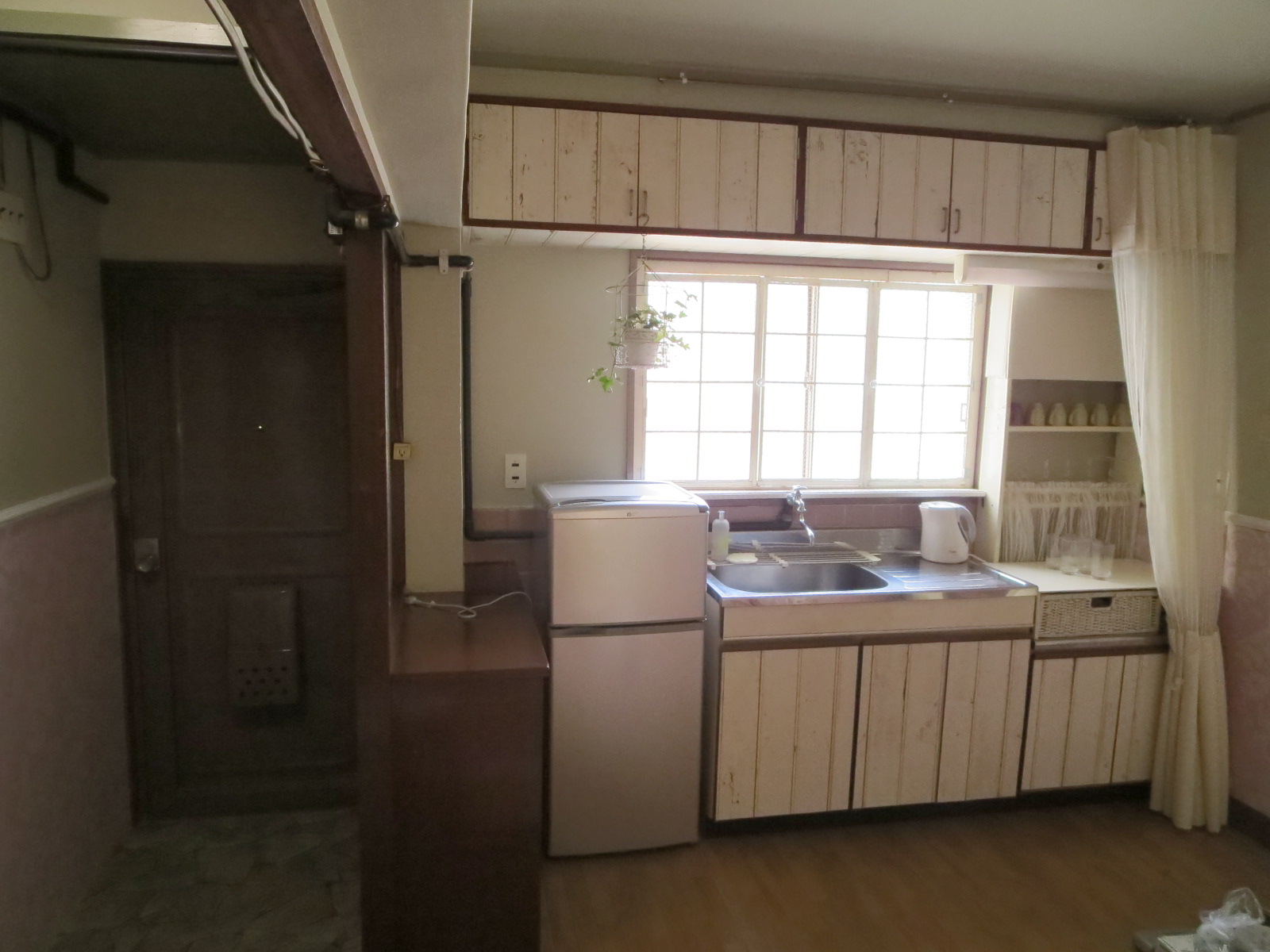 アラフォー賃貸マンションを劇的リフォームする 紙屋本舗 Walpa 賃貸リフォーム選手権 冷蔵庫に壁紙を貼る リメイク完成